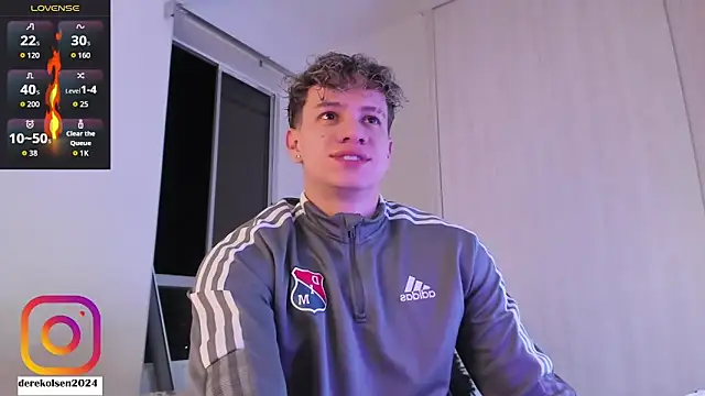 Snapshot of DerekOlsen chatting on October 2025 02:44:01 AM DerekOlsen online show from October 2025 02:44:01 AM