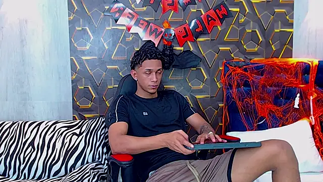 dominic smith  online show from October 2025 06:25:02 PM