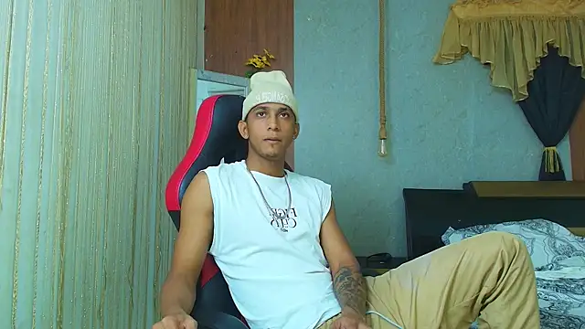 Snapshot of dominic_smith_ chatting on June 2026 02:34:02 AM dominic smith online show from June 2026 02:34:02 AM