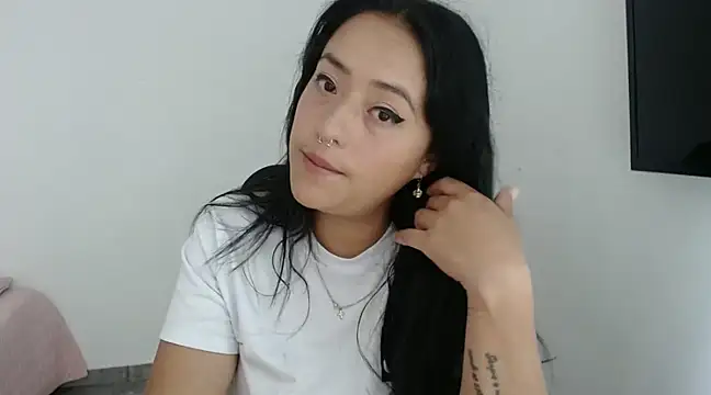 jjulietha95 online show from December 2024 11:28:01 AM