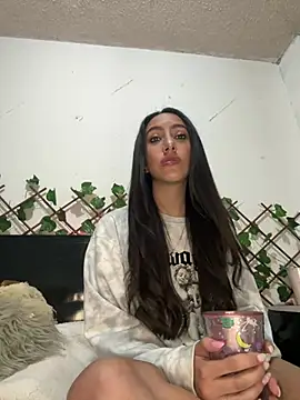 Snapshot of FrancellyHot chatting on December 2024 03:32:01 AM FrancellyHot online show from December 2024 03:32:01 AM