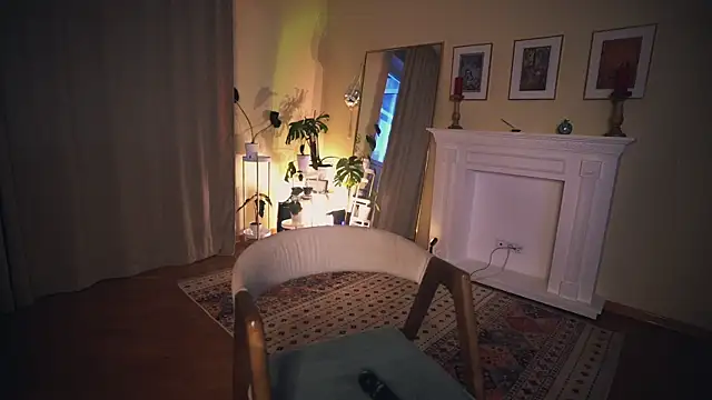 Snapshot of Leona_Mell chatting on January 2025 02:38:02 AM Leona Mell online show from January 2025 02:38:02 AM