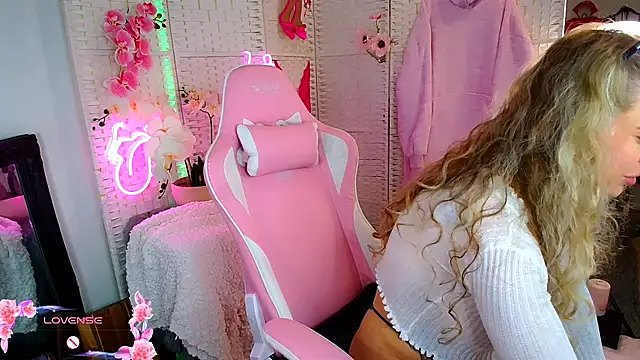 Snapshot of EllieKarrX chatting on December 2024 09:30:02 PM EllieKarrX online show from December 2024 09:30:02 PM