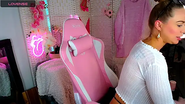 Snapshot of EllieKarrX chatting on December 2024 07:37:02 AM EllieKarrX online show from December 2024 07:37:02 AM