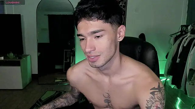 Snapshot of Damon__333 chatting on May 2026 04:21:02 AM Damon 333 online show from May 2026 04:21:02 AM