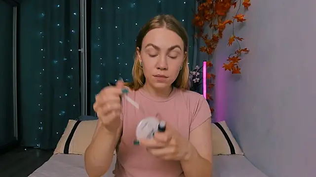 Snapshot of InsatiableFoxX chatting on September 2025 08:43:02 PM InsatiableFoxX online show from September 2025 08:43:02 PM