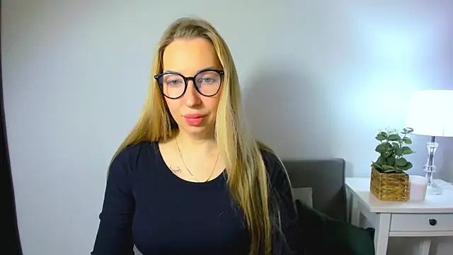 Snapshot of AriaDesire chatting on December 2025 07:38:01 AM AriaDesire online show from December 2025 07:38:01 AM