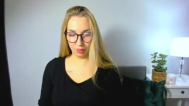 Snapshot of AriaDesire chatting on December 2025 07:50:02 AM AriaDesire online show from December 2025 07:50:02 AM