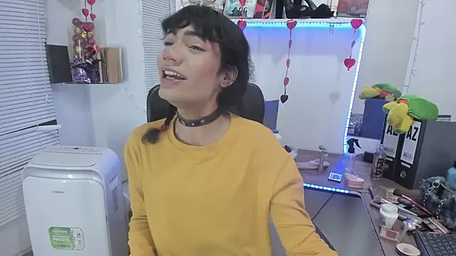 Snapshot of SWEETSAMY39715 chatting on February 2025 01:44:02 PM SWEETSAMY39715 online show from February 2025 01:44:02 PM