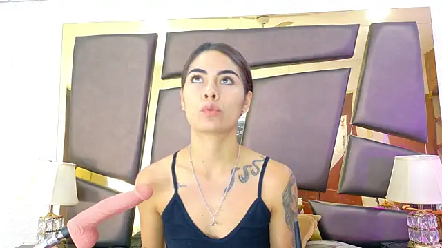 Snapshot of NicoleEsposito chatting on October 2025 01:00:01 PM NicoleEsposito online show from October 2025 01:00:01 PM