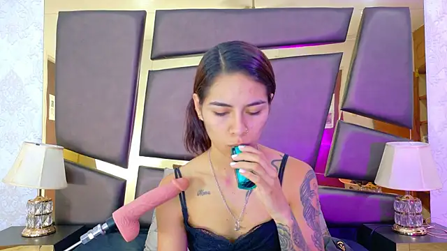 Snapshot of NicoleEsposito chatting on October 2025 01:07:02 PM NicoleEsposito online show from October 2025 01:07:02 PM