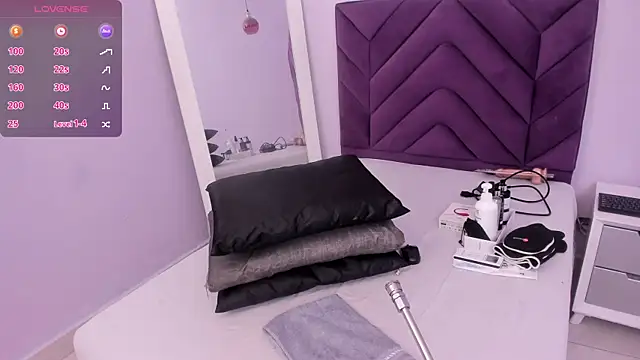 Maddyjohnsonn online show from December 2024 03:53:01 AM