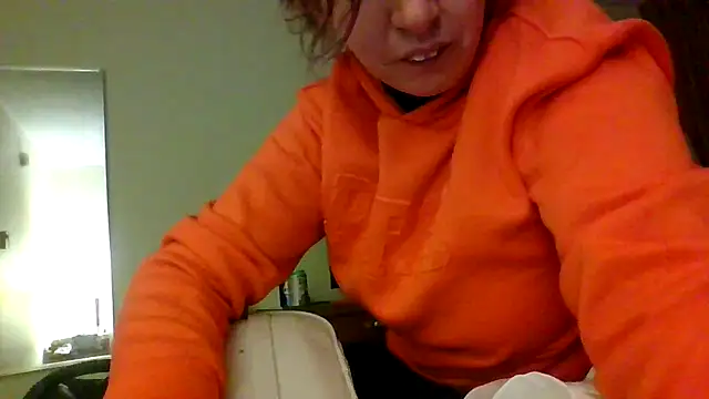 Snapshot of erinSmiles chatting on September 2025 10:40:02 AM erinSmiles online show from September 2025 10:40:02 AM