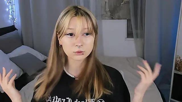 SaintGirl online show from February 2025 01:44:01 PM