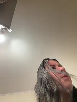 Snapshot of Evelinia chatting on November 2025 04:28:01 PM Evelinia online show from November 2025 04:28:01 PM