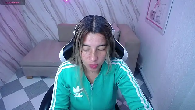 Snapshot of Valerie_b chatting on February 2025 03:07:01 AM Valerie b online show from February 2025 03:07:01 AM