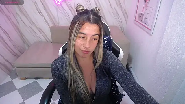 Snapshot of Valerie_b chatting on February 2025 03:10:02 AM Valerie b online show from February 2025 03:10:02 AM