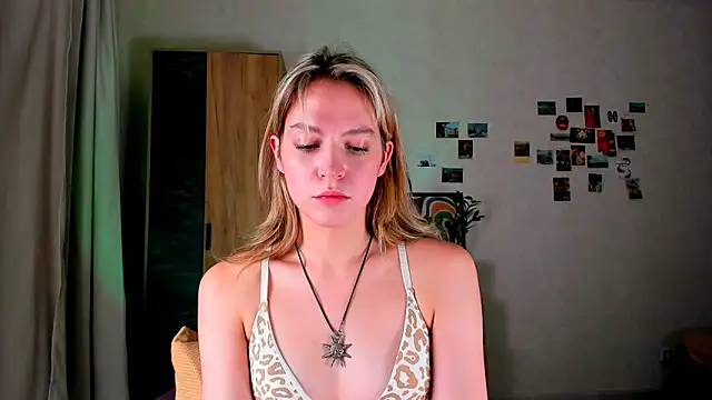 Snapshot of Niky__Jess chatting on December 2024 11:22:02 AM Niky Jess online show from December 2024 11:22:02 AM