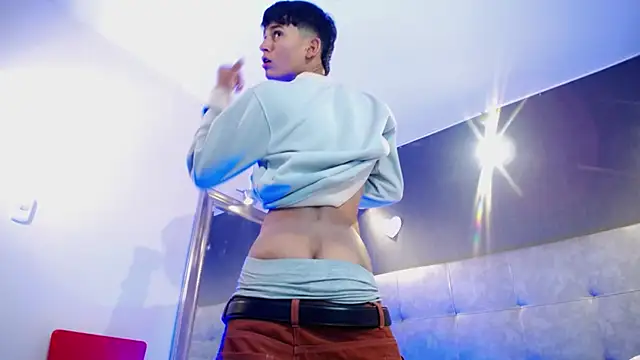 Snapshot of Twinkie-Alex18 chatting on February 2025 09:19:02 PM Twinkie-Alex18 online show from February 2025 09:19:02 PM