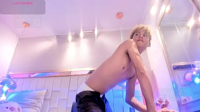 Snapshot of Twinkie-Alex18 chatting on September 2025 08:57:02 PM Twinkie-Alex18 online show from September 2025 08:57:02 PM