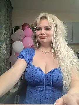 Snapshot of candy_queeen chatting on February 2025 02:39:02 AM candy queeen online show from February 2025 02:39:02 AM