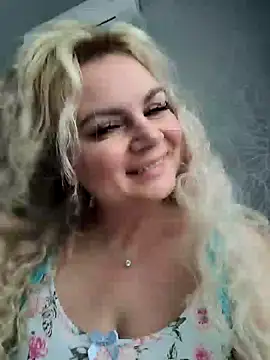 Snapshot of candy_queeen chatting on February 2025 03:37:01 AM candy queeen online show from February 2025 03:37:01 AM