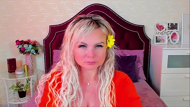 Snapshot of candy_queeen chatting on March 2025 12:14:02 PM candy queeen online show from March 2025 12:14:02 PM