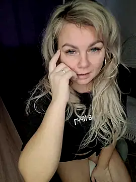 Snapshot of candy_queeen chatting on October 2025 05:55:02 AM candy queeen online show from October 2025 05:55:02 AM