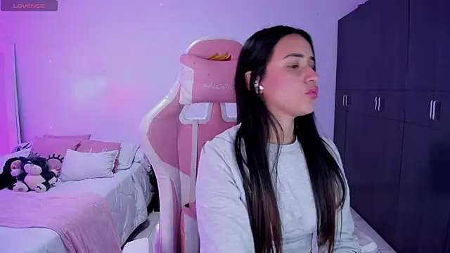 Snapshot of Tinylottie chatting on November 2025 04:44:02 AM Tinylottie online show from November 2025 04:44:02 AM