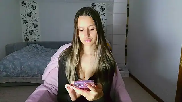 Snapshot of Submissive_love chatting on November 2025 06:28:01 PM Submissive love online show from November 2025 06:28:01 PM