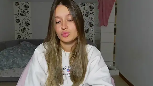 Snapshot of Submissive_love chatting on November 2025 03:22:02 PM Submissive love online show from November 2025 03:22:02 PM