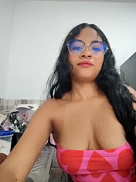 Snapshot of DAFNNEE_ROSS chatting on October 2025 03:38:02 PM DAFNNEE ROSS online show from October 2025 03:38:02 PM