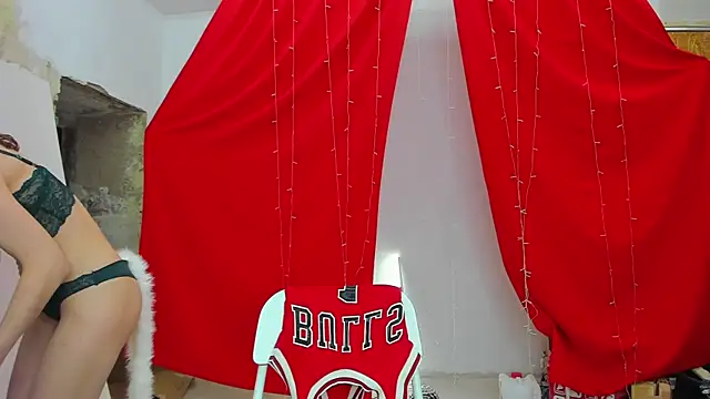 Snapshot of YourSuperModel chatting on December 2024 12:33:02 PM YourSuperModel online show from December 2024 12:33:02 PM