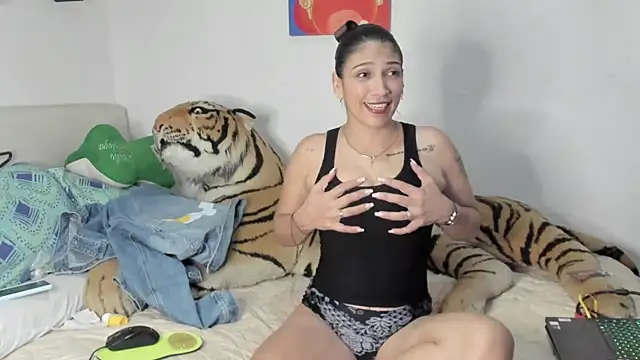 Snapshot of micaelajones chatting on March 2025 08:55:01 PM micaelajones online show from March 2025 08:55:01 PM