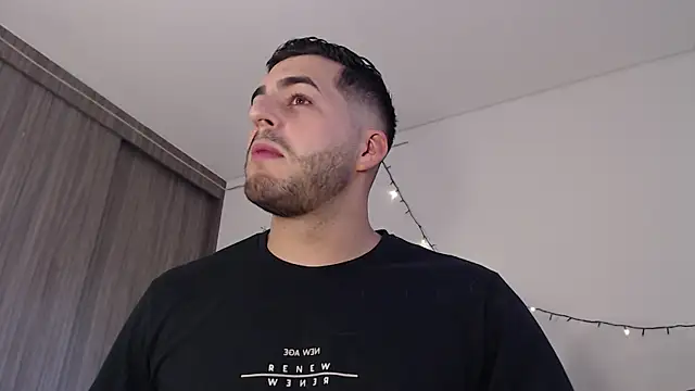 Snapshot of thomas_gun chatting on December 2024 10:02:02 PM thomas gun online show from December 2024 10:02:02 PM