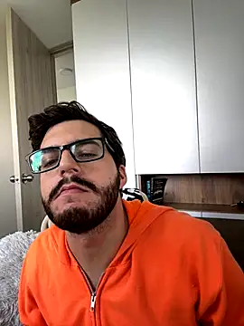 Snapshot of thomas_gun chatting on December 2025 01:48:01 PM thomas gun online show from December 2025 01:48:01 PM