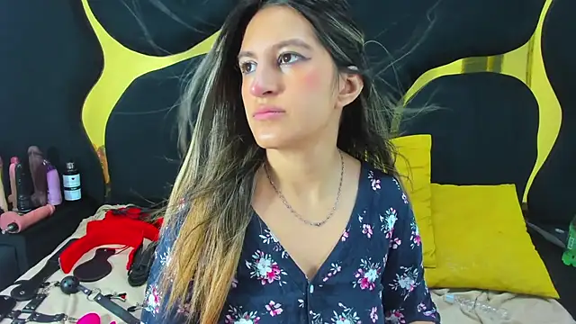 GiaRoussel online show from November 2025 03:30:02 PM