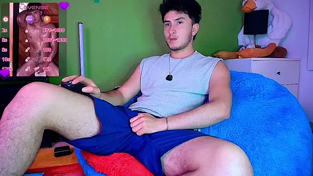 Snapshot of santyago_taylor chatting on November 2025 07:02:02 PM santyago taylor online show from November 2025 07:02:02 PM