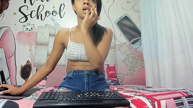 Snapshot of KOURTNEY-- chatting on February 2025 01:19:01 AM KOURTNEY-- online show from February 2025 01:19:01 AM