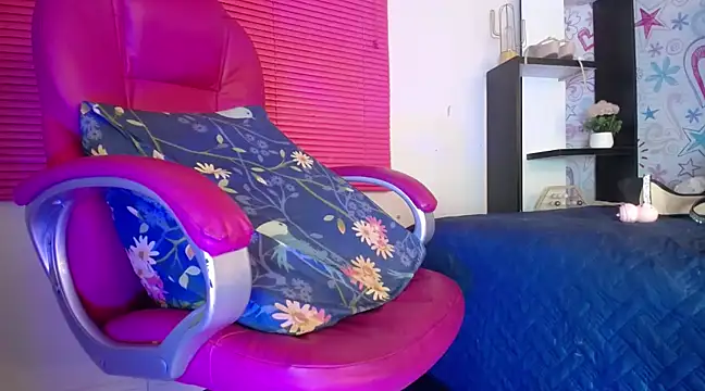 Snapshot of KOURTNEY-- chatting on March 2025 07:53:02 AM KOURTNEY-- online show from March 2025 07:53:02 AM