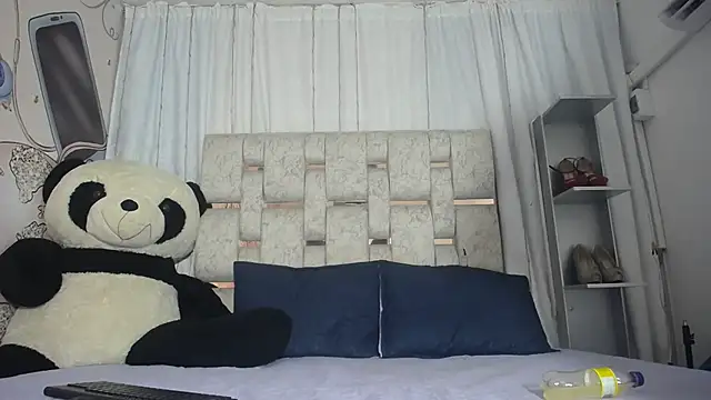 Snapshot of KOURTNEY-- chatting on October 2025 01:47:01 AM KOURTNEY-- online show from October 2025 01:47:01 AM