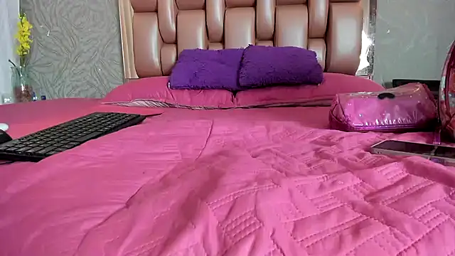 Snapshot of KOURTNEY-- chatting on December 2025 01:58:01 AM KOURTNEY-- online show from December 2025 01:58:01 AM