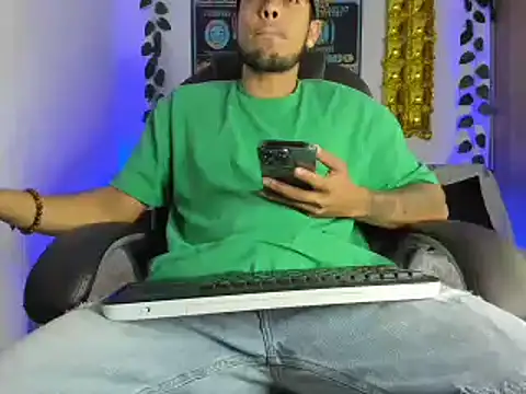 Snapshot of mikee_scooth chatting on January 2025 02:32:02 AM mikee scooth online show from January 2025 02:32:02 AM