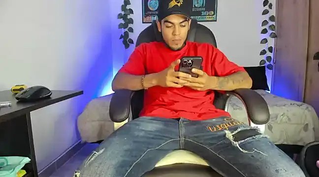 Snapshot of mikee_scooth chatting on February 2025 04:44:02 AM mikee scooth online show from February 2025 04:44:02 AM