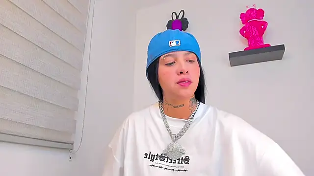 Snapshot of Gangster_Girl chatting on January 2025 01:17:01 AM Gangster Girl online show from January 2025 01:17:01 AM