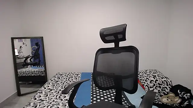 Snapshot of present_the_magic chatting on July 2026 11:47:02 AM present the magic online show from July 2026 11:47:02 AM