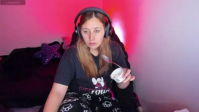 bonnie moon  online show from April 2026 11:21:02 PM