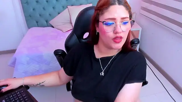 Snapshot of Camiila_Osorio chatting on March 2025 06:40:02 AM Camiila Osorio online show from March 2025 06:40:02 AM