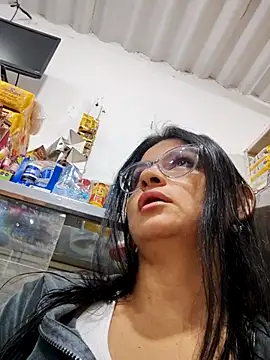 Linda Lars online show from December 2025 03:33:01 AM