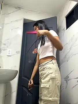 Snapshot of Arilw chatting on October 2025 12:01:02 PM Arilw online show from October 2025 12:01:02 PM